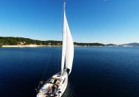 sejlbåd sejler ind i bugten af mali losinj blå himmel sejlbåd